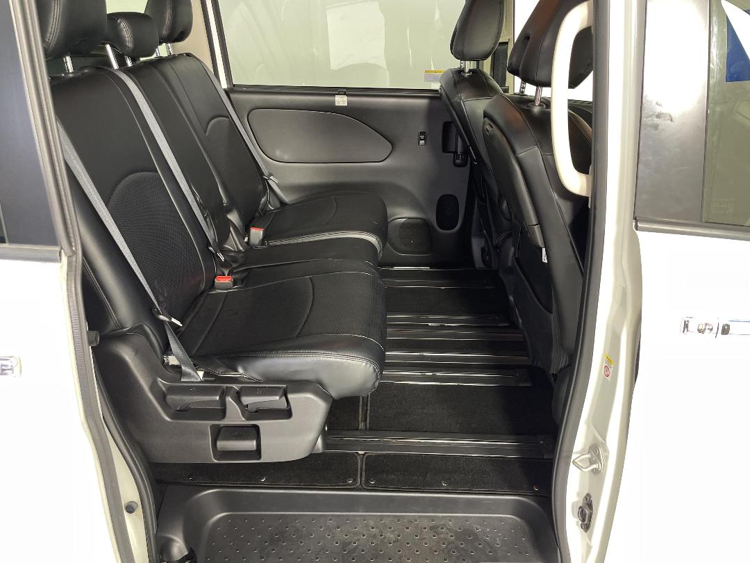 Photo '19' of Nissan Serena Photo '19' of Nissan Serena