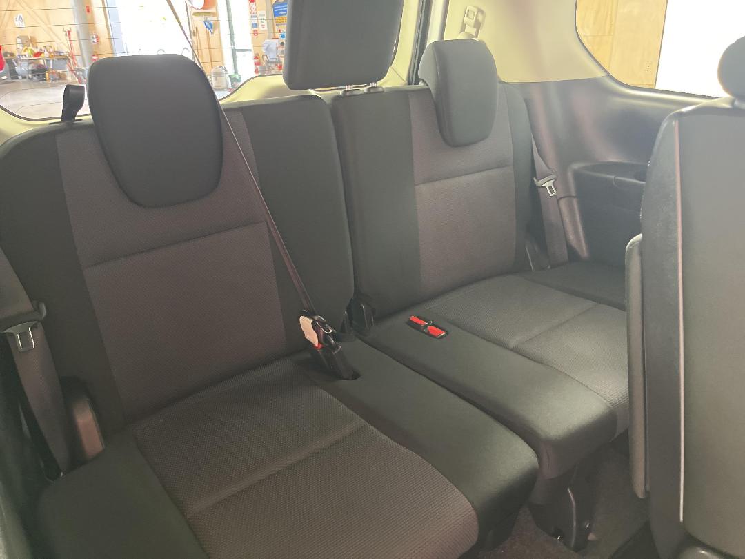 Photo '28' of Nissan Serena