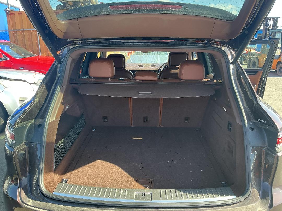 Photo '16' of Porsche Cayenne Photo '16' of Porsche Cayenne