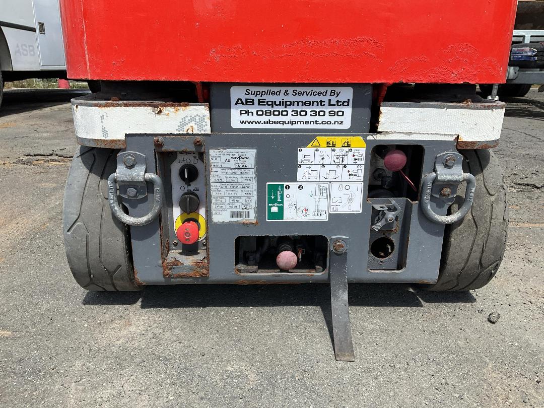 Photo '9' of SkyJack SJ16 Scissor Lift Photo '9' of SkyJack SJ16 Scissor Lift