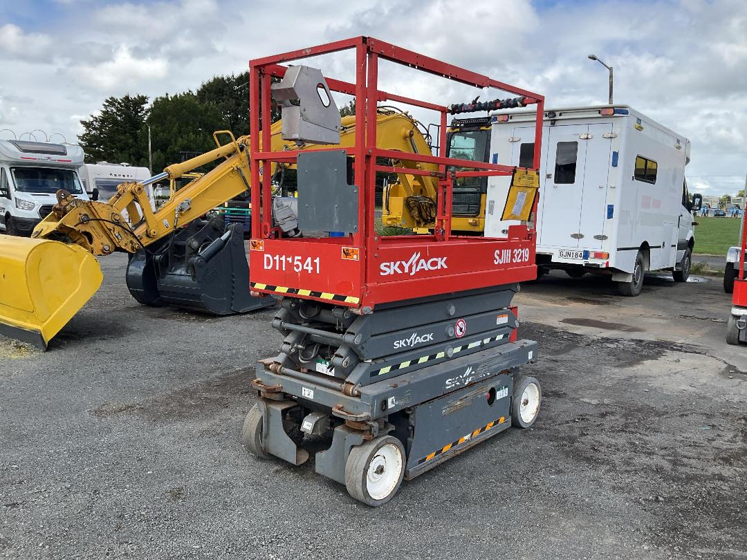 Photo '9' of SkyJack SJIII3219 Scissor Lift