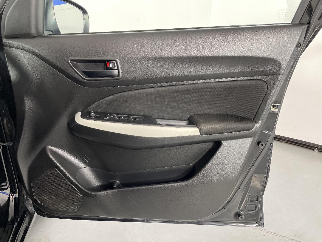 Photo '15' of Suzuki Swift