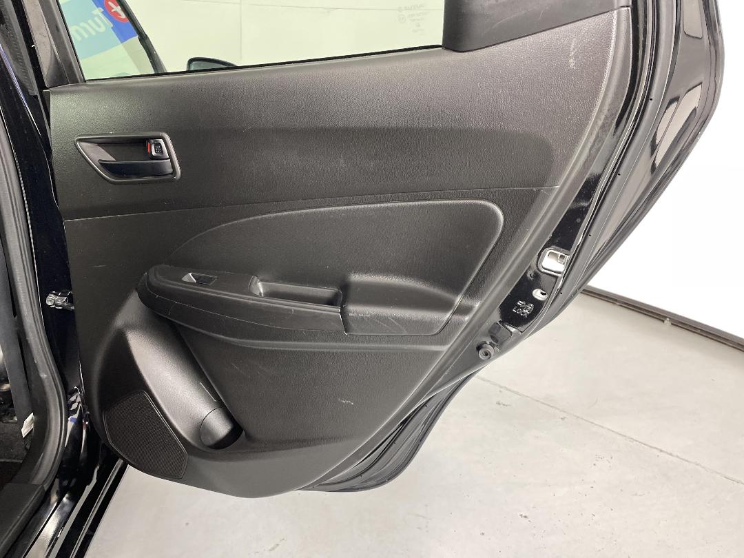 Photo '19' of Suzuki Swift