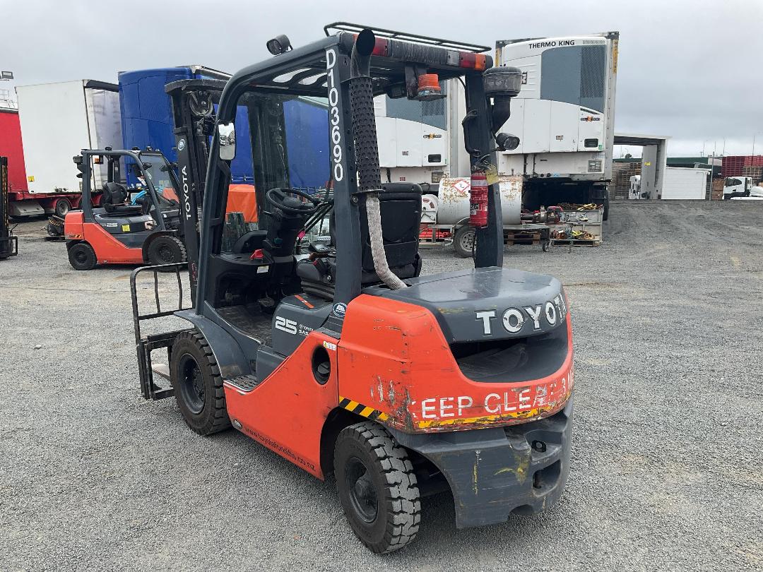 Photo '9' of Toyota 8FD25 Forklift Photo '9' of Toyota 8FD25 Forklift