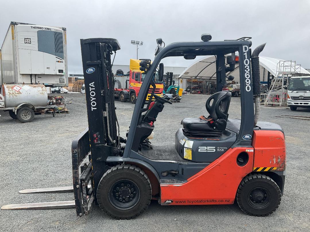 Photo '10' of Toyota 8FD25 Forklift Photo '10' of Toyota 8FD25 Forklift