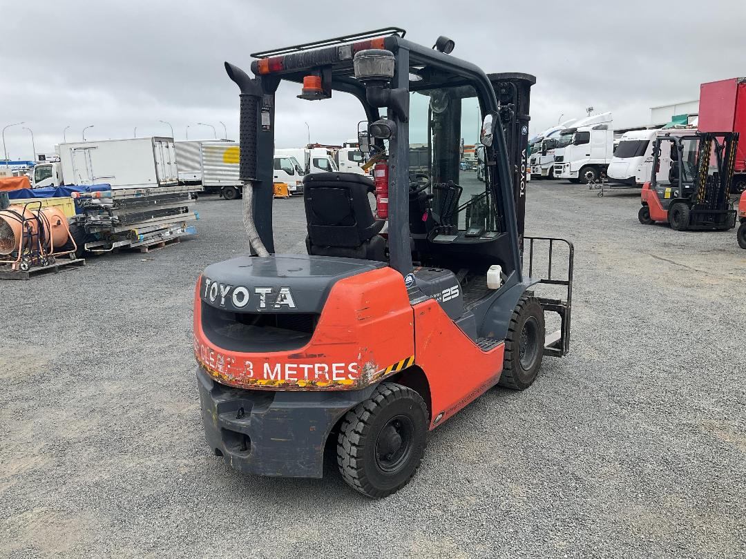 Photo '6' of Toyota 8FD25 Forklift Photo '6' of Toyota 8FD25 Forklift