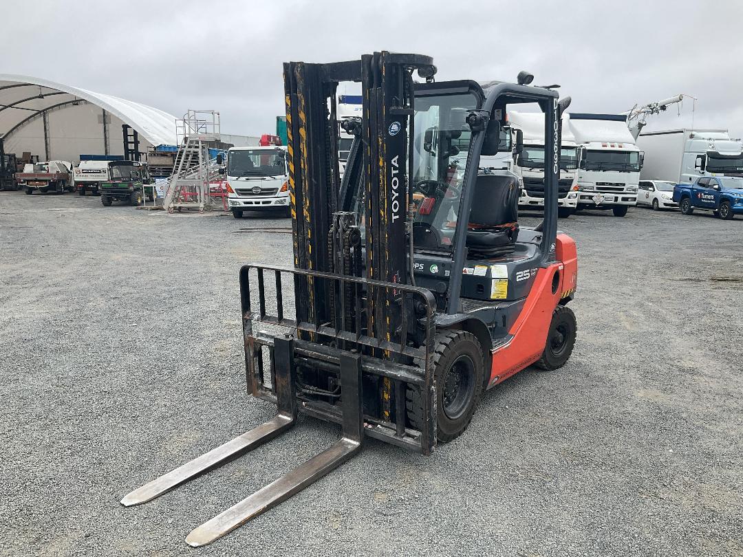 Photo '11' of Toyota 8FD25 Forklift Photo '11' of Toyota 8FD25 Forklift