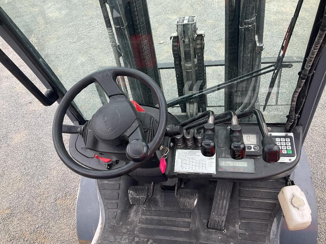 Photo '13' of Toyota 8FD25 Forklift Photo '13' of Toyota 8FD25 Forklift