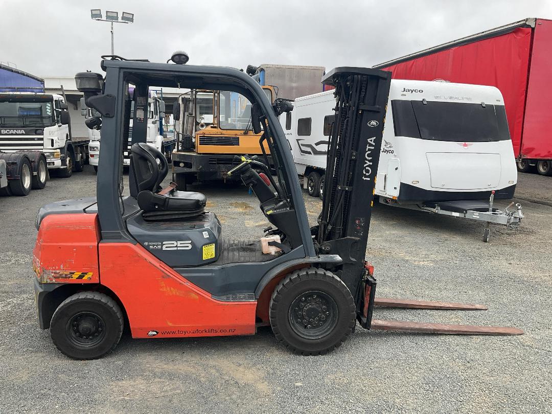Photo '3' of Toyota 8FD25 4x2 Forklift Photo '3' of Toyota 8FD25 4x2 Forklift