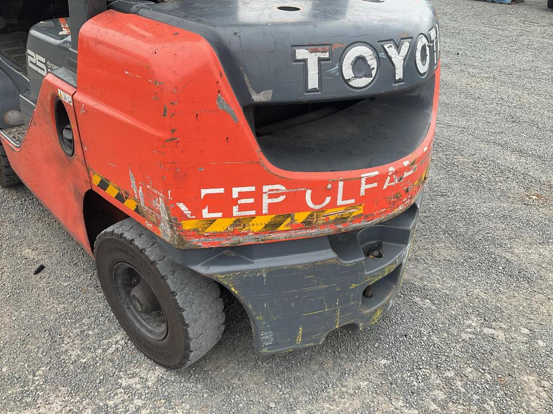 Photo '18' of Toyota 8FD25 4x2 Forklift Photo '18' of Toyota 8FD25 4x2 Forklift
