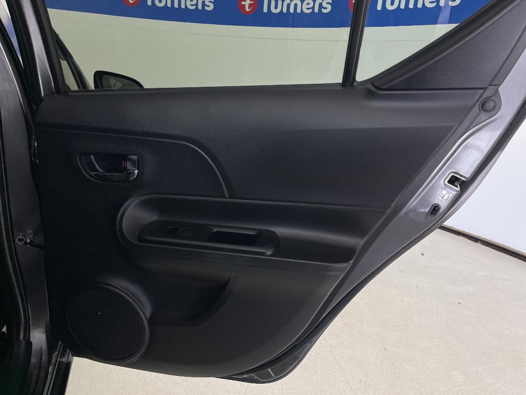 Photo '19' of Toyota Aqua Photo '19' of Toyota Aqua