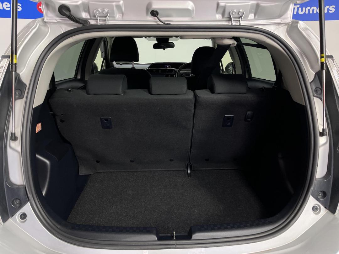 Photo '14' of Toyota Aqua Photo '14' of Toyota Aqua