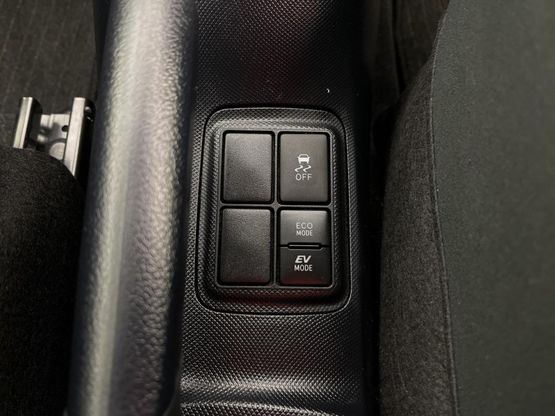 Photo '28' of Toyota Aqua Photo '28' of Toyota Aqua