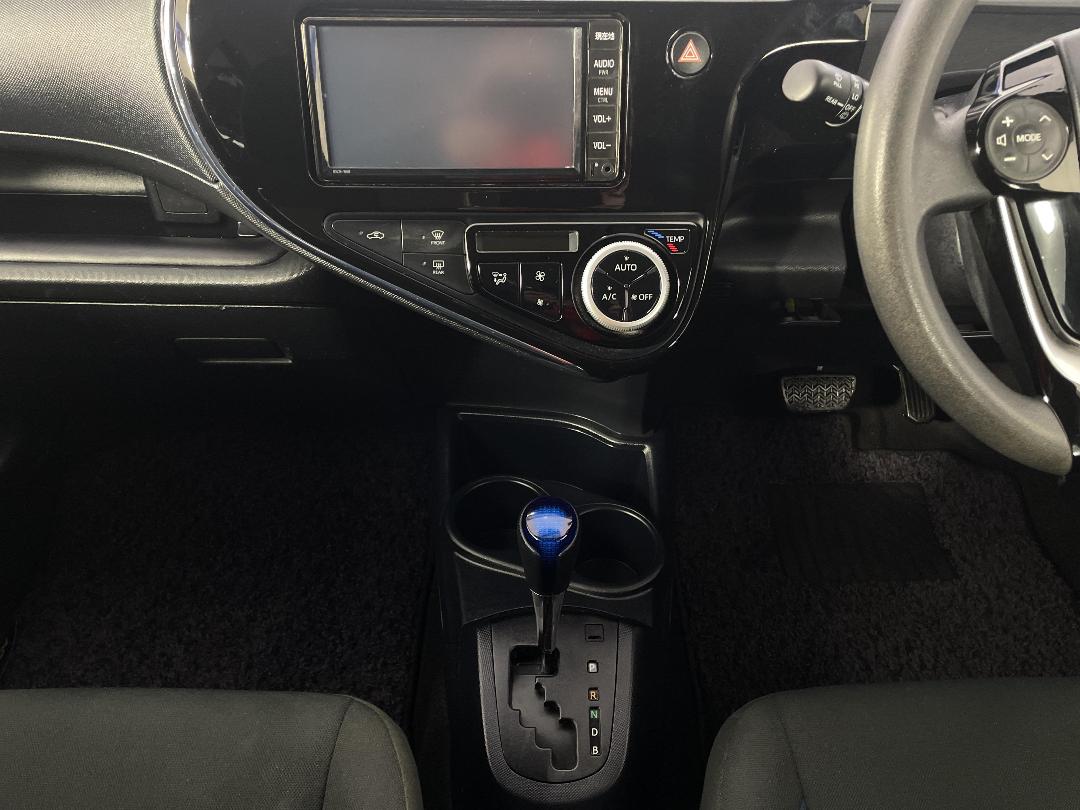 Photo '18' of Toyota Aqua Photo '18' of Toyota Aqua