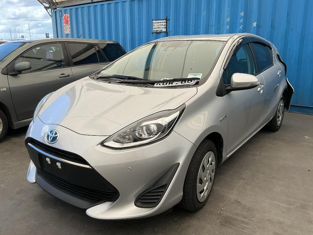 Photo '3' of Toyota Aqua Photo '3' of Toyota Aqua