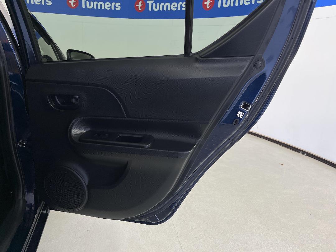 Photo '19' of Toyota Aqua Photo '19' of Toyota Aqua