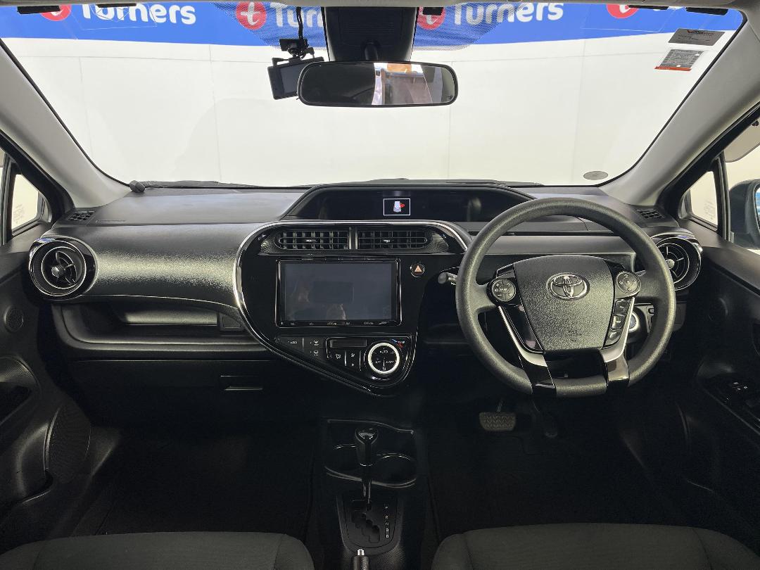 Photo '17' of Toyota Aqua Photo '17' of Toyota Aqua