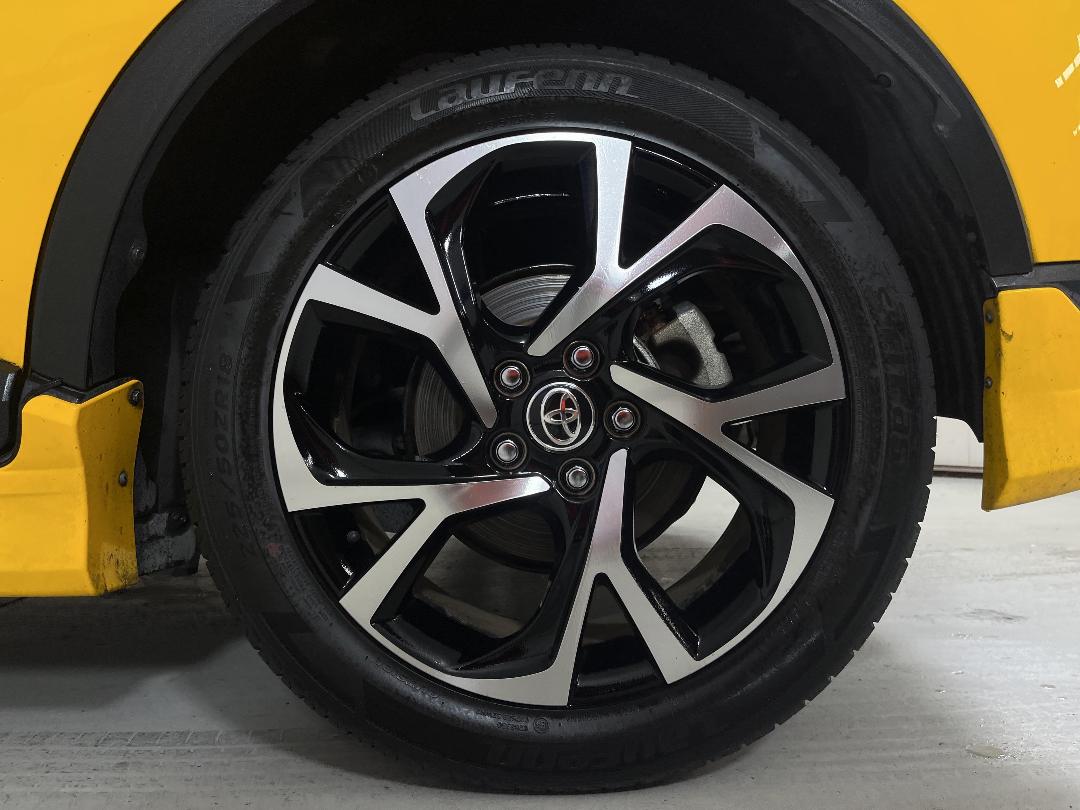 Photo '11' of Toyota C-HR