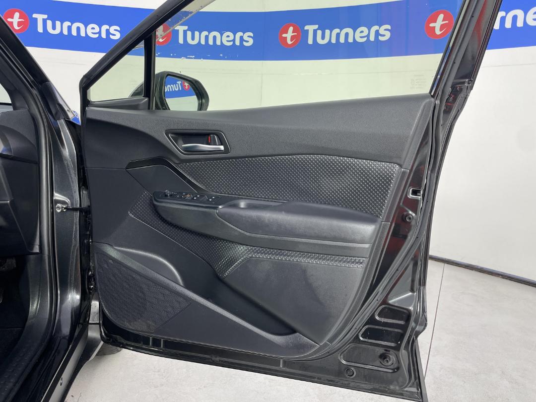 Photo '15' of Toyota C-HR