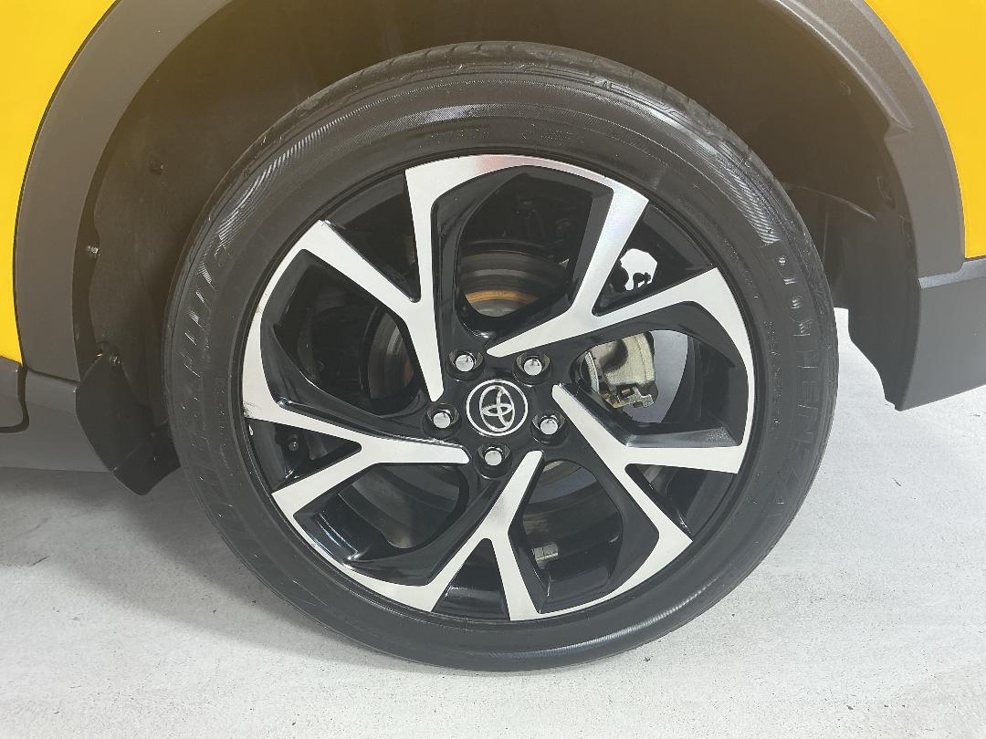 Photo '11' of Toyota C-HR