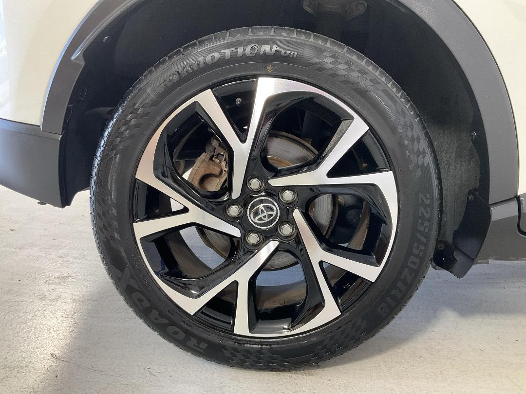 Photo '12' of Toyota C-HR