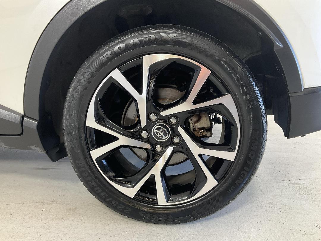 Photo '11' of Toyota C-HR