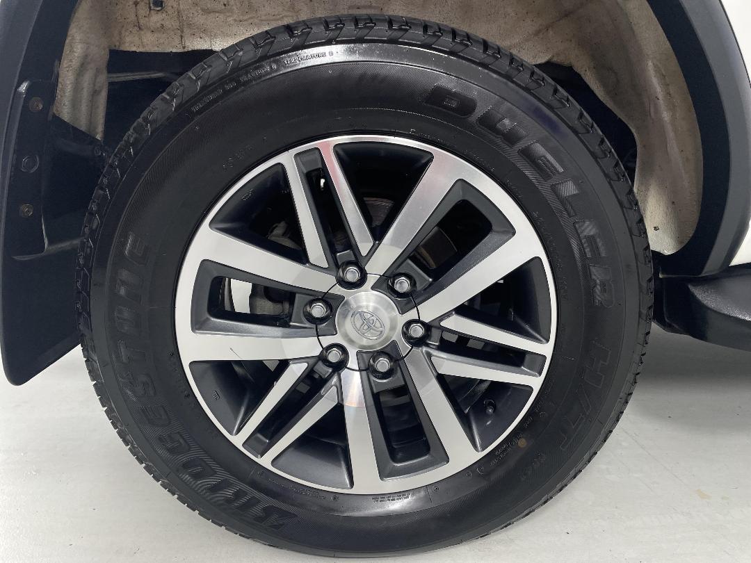 Photo '12' of Toyota Fortuner