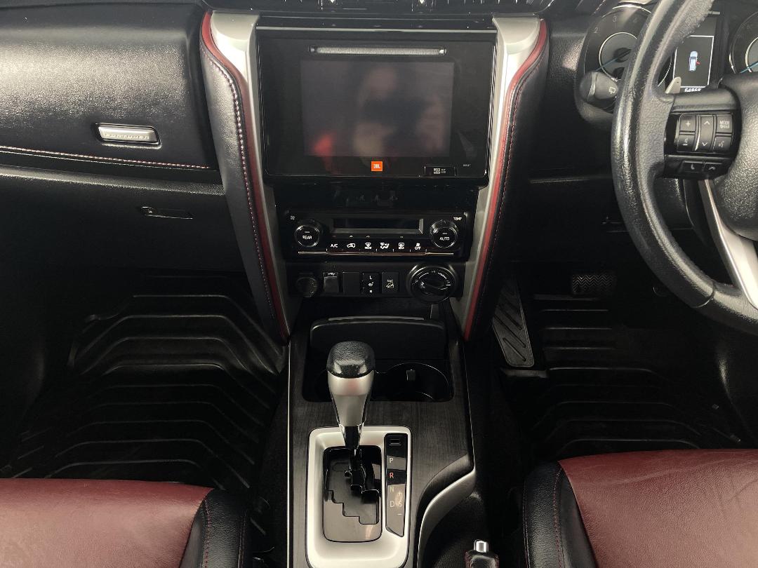 Photo '18' of Toyota Fortuner