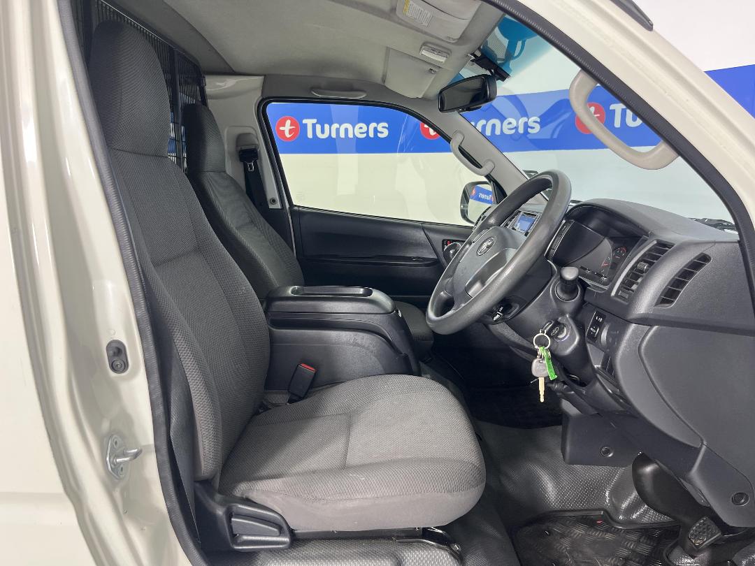 Photo '15' of Toyota Hiace