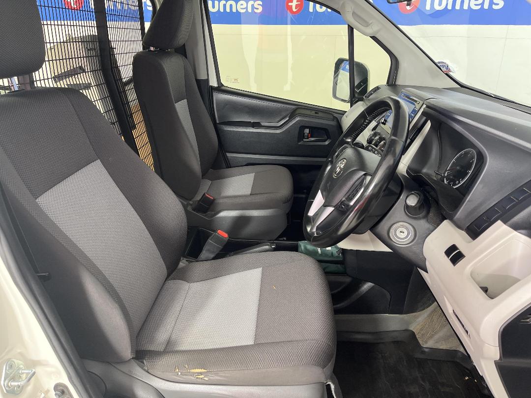 Photo '16' of Toyota Hiace