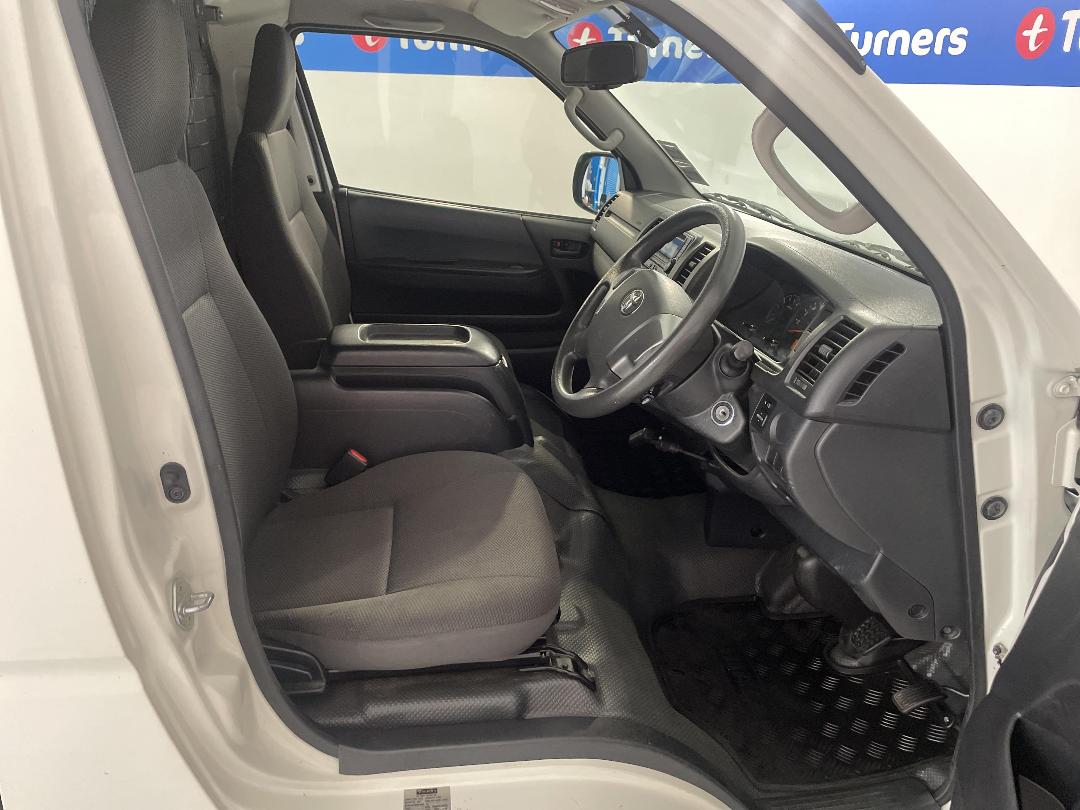 Photo '16' of Toyota Hiace