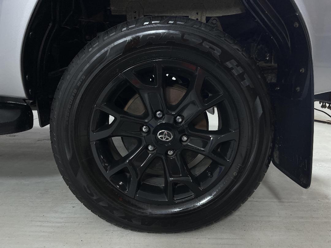 Photo '11' of Toyota Hilux