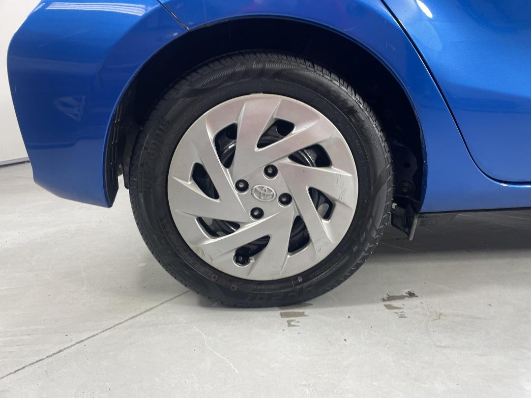 Photo '12' of Toyota Prius C