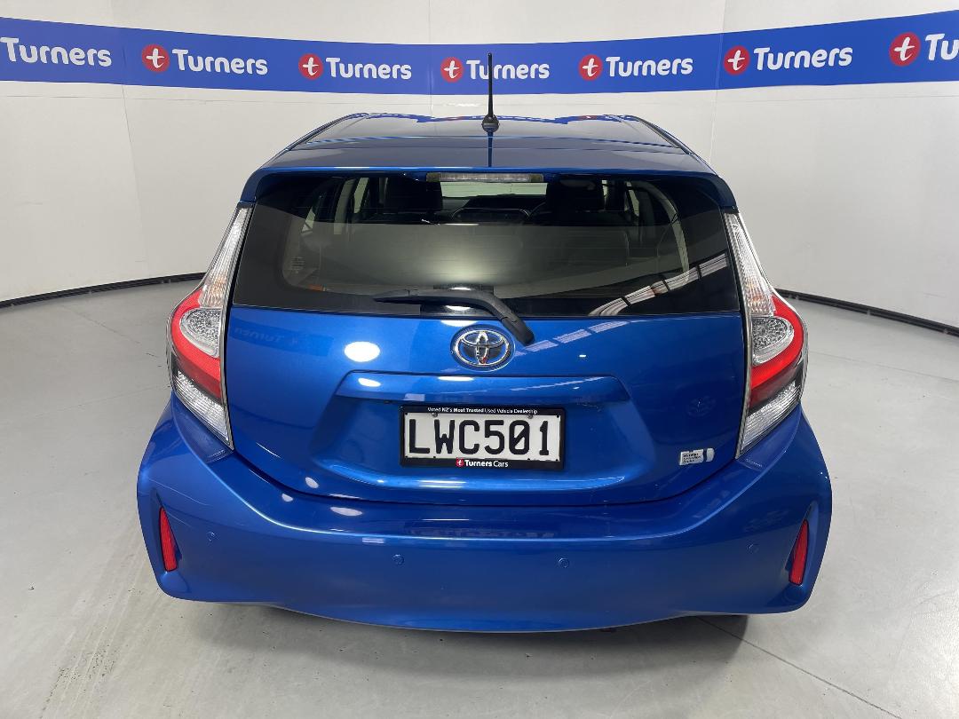 Photo '6' of Toyota Prius C