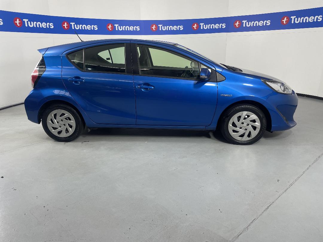 Photo '23' of Toyota Prius C