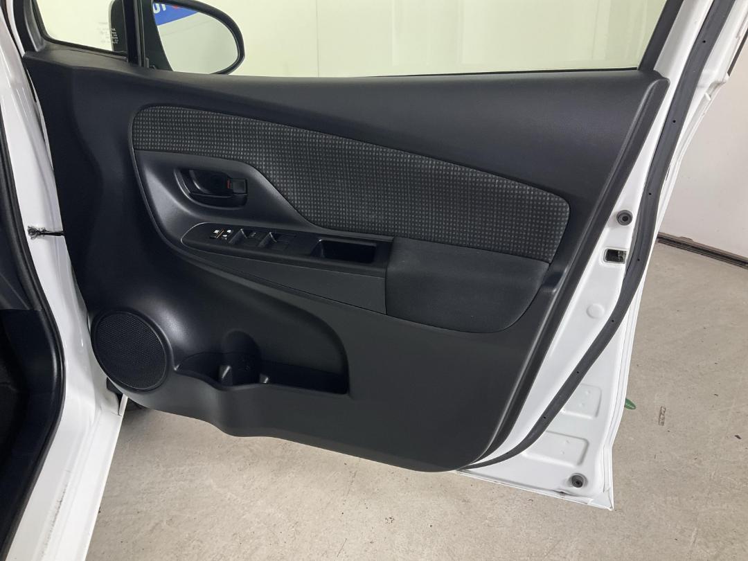 Photo '15' of Toyota Vitz Photo '15' of Toyota Vitz