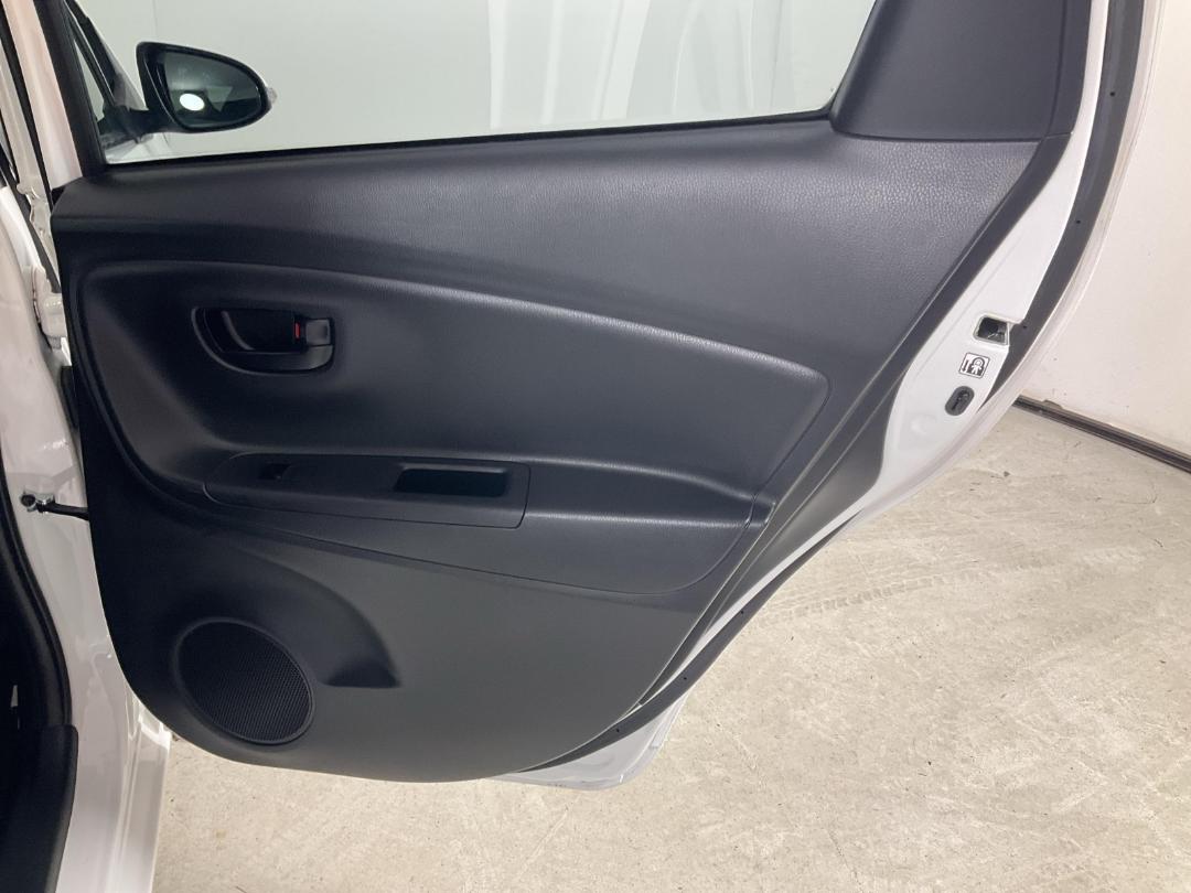 Photo '19' of Toyota Vitz Photo '19' of Toyota Vitz