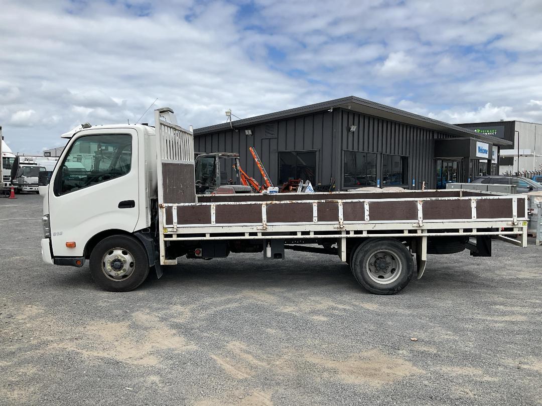 Photo '7' of Hino 300 XZU710R-Hktrsq3 Flat Deck