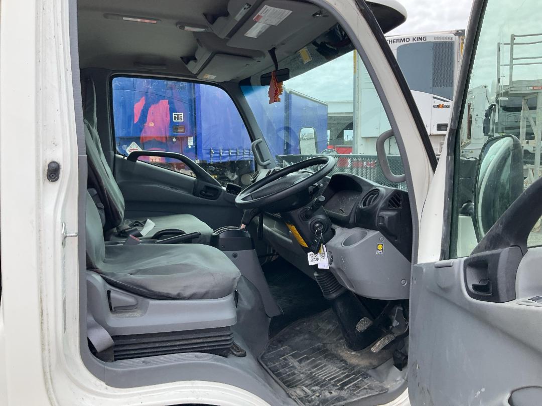 Photo '11' of Hino 300 XZU710R-Hktrsq3 Flat Deck