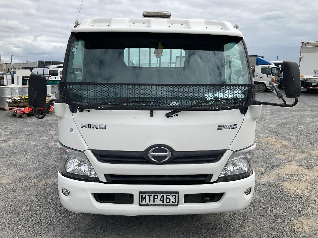 Photo '10' of Hino 300 XZU710R-Hktrsq3 Flat Deck