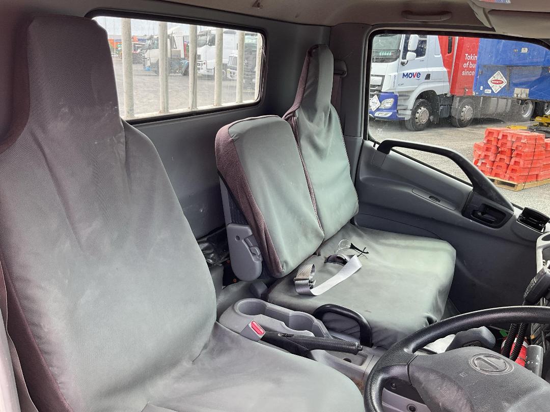 Photo '12' of Hino 300 XZU710R-Hktrsq3 Flat Deck