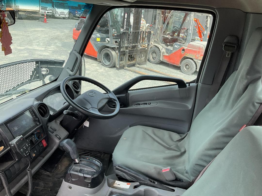 Photo '20' of Hino 300 XZU710R-Hktrsq3 Flat Deck