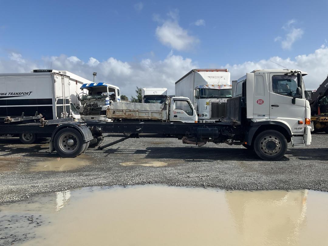 Photo '3' of Hino 500 FG8JP1A Skeletal