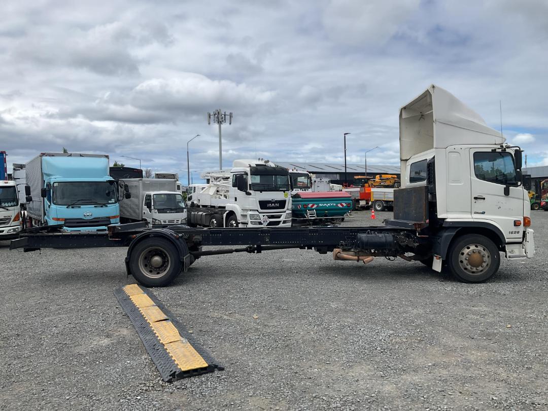 Photo '3' of Hino 500 FG8JP1A Skeletal