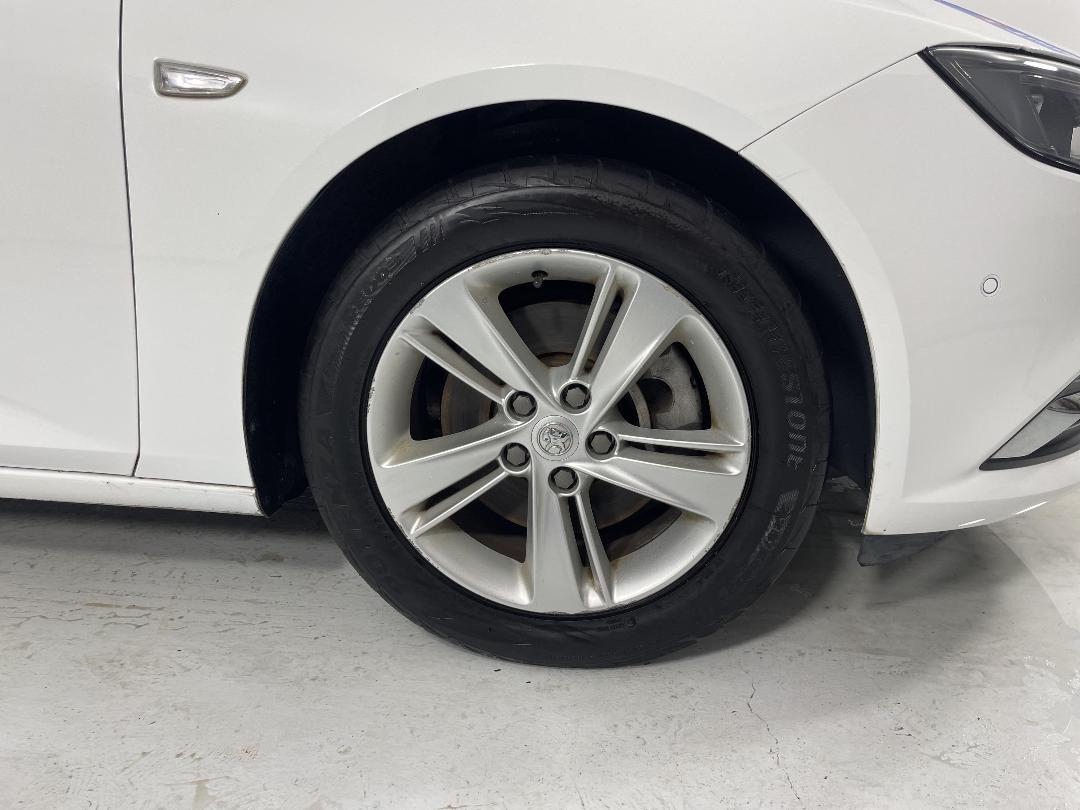 Photo '9' of Holden Commodore Photo '9' of Holden Commodore