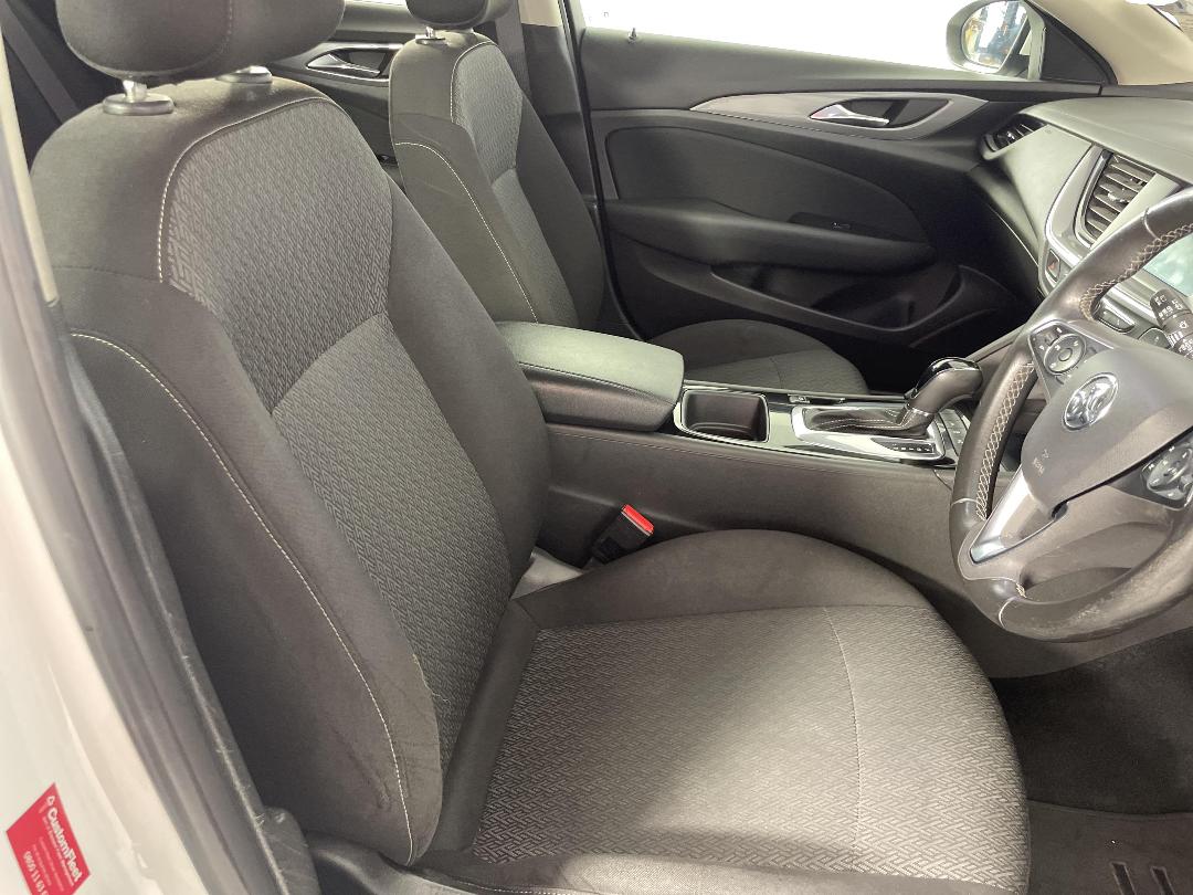 Photo '16' of Holden Commodore Photo '16' of Holden Commodore