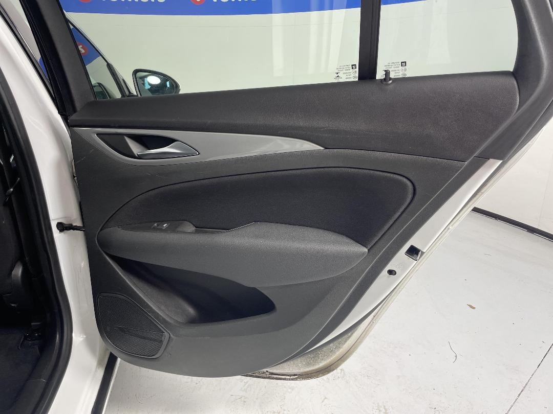 Photo '19' of Holden Commodore Photo '19' of Holden Commodore