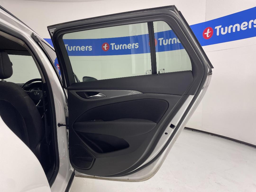 Photo '19' of Holden Commodore Photo '19' of Holden Commodore