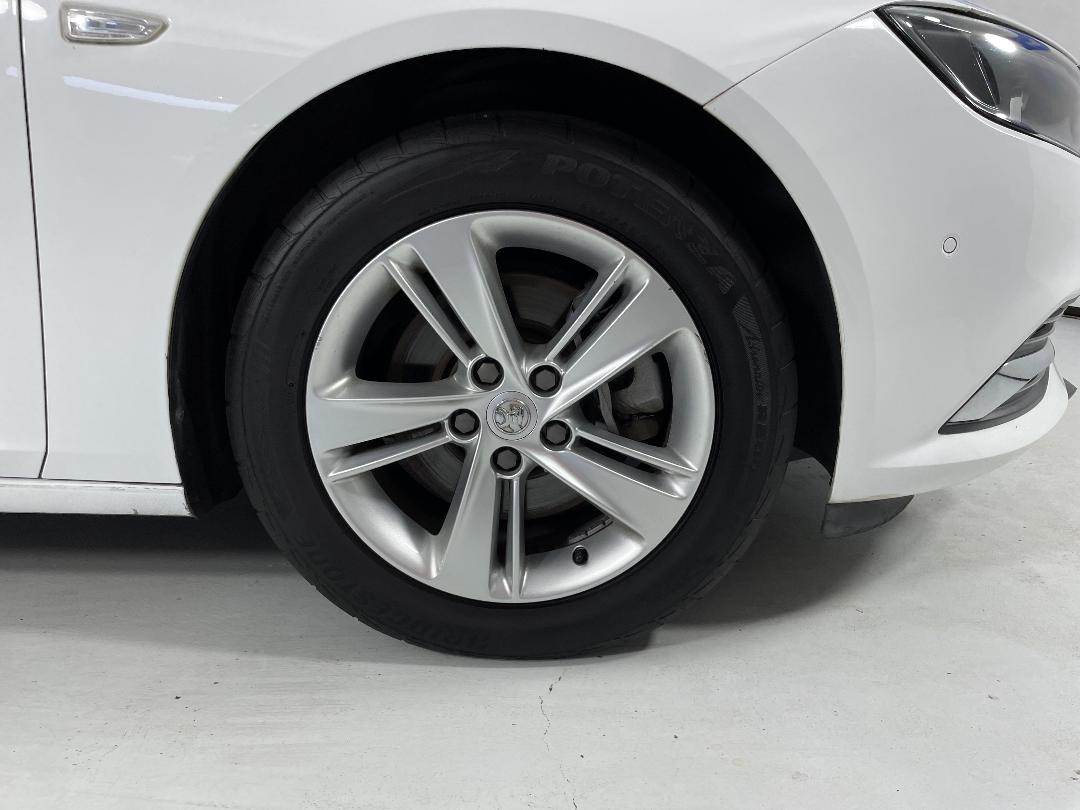 Photo '9' of Holden Commodore Photo '9' of Holden Commodore