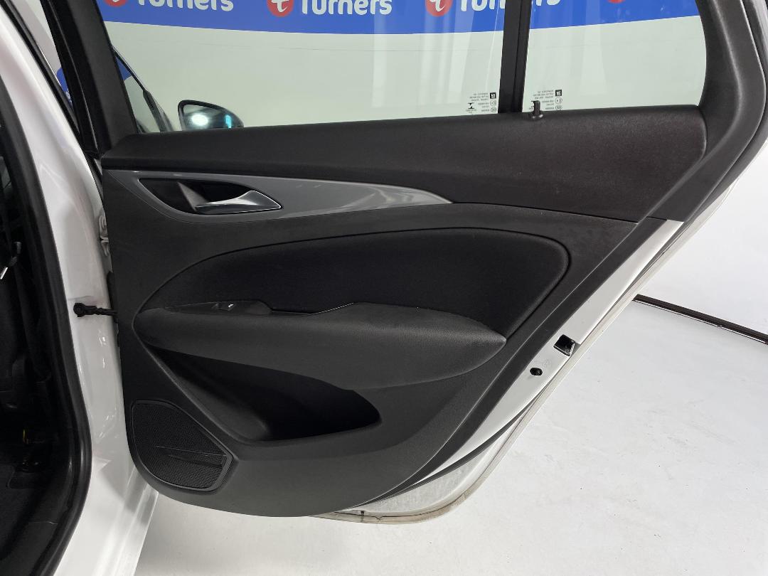 Photo '19' of Holden Commodore Photo '19' of Holden Commodore